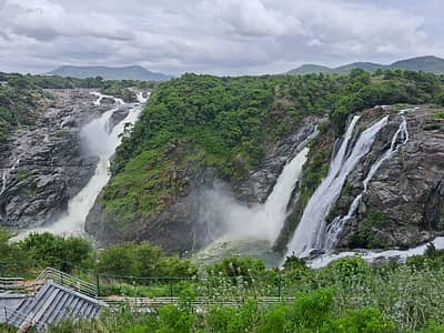 ಮಂಡ್ಯ ಜಿಲ್ಲೆ ಮಳವಳ್ಳಿ ತಾಲ್ಲೂಕಿನ ಶಿವನಸಮುದ್ರ ಸಮೀಪ ಧುಮ್ಮಿಕ್ಕುತ್ತಿರುವ ಗಗನಚುಕ್ಕಿ ಜಲಪಾತ