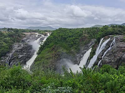 ಮಂಡ್ಯ ಜಿಲ್ಲೆ ಮಳವಳ್ಳಿ ತಾಲ್ಲೂಕಿನ ಶಿವನಸಮುದ್ರ ಸಮೀಪ ಧುಮ್ಮಿಕ್ಕುತ್ತಿರುವ ಗಗನಚುಕ್ಕಿ ಜಲಪಾತ