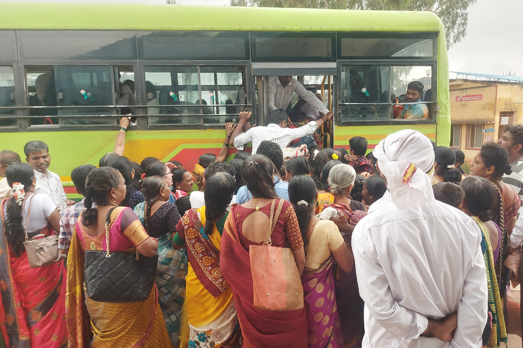 ಬಾದಾಮಿ ಬಸ್ ನಿಲ್ದಾಣದಲ್ಲಿ ಬಸ್ ಬಂದ ಕೂಡಲೇ ಮಹಿಳೆಯರ ದಂಡು ಬಸ್ ಹತ್ತಲು ಮುತ್ತಿಗೆ ಹಾಕಿದ್ದು.