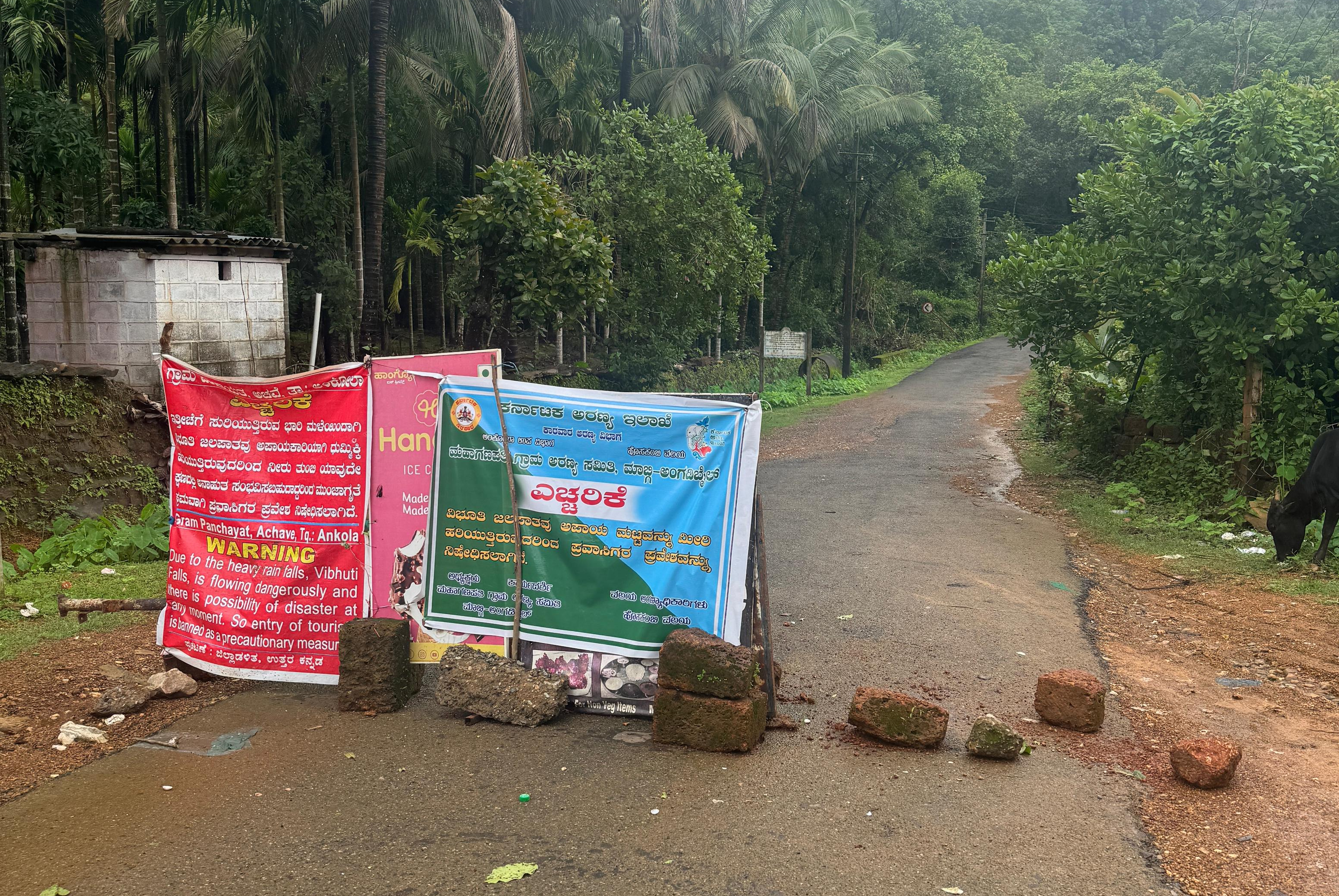 ಅಂಕೋಲಾ ತಾಲ್ಲೂಕಿನ ಅಚವೆ ಗ್ರಾಮದಲ್ಲಿ ವಿಭೂತಿ ಜಲಪಾತಕ್ಕೆ ಸಾಗುವ ಮಾರ್ಗದಲ್ಲಿ ಸಾರ್ವಜನಿಕರ ಪ್ರವೇಶ ನಿರ್ಬಂಧಿಸಿದ ಕುರಿತು ಎಚ್ಚರಿಕೆ ಫಲಕ ಅಳವಡಿಸಿರುವುದು.