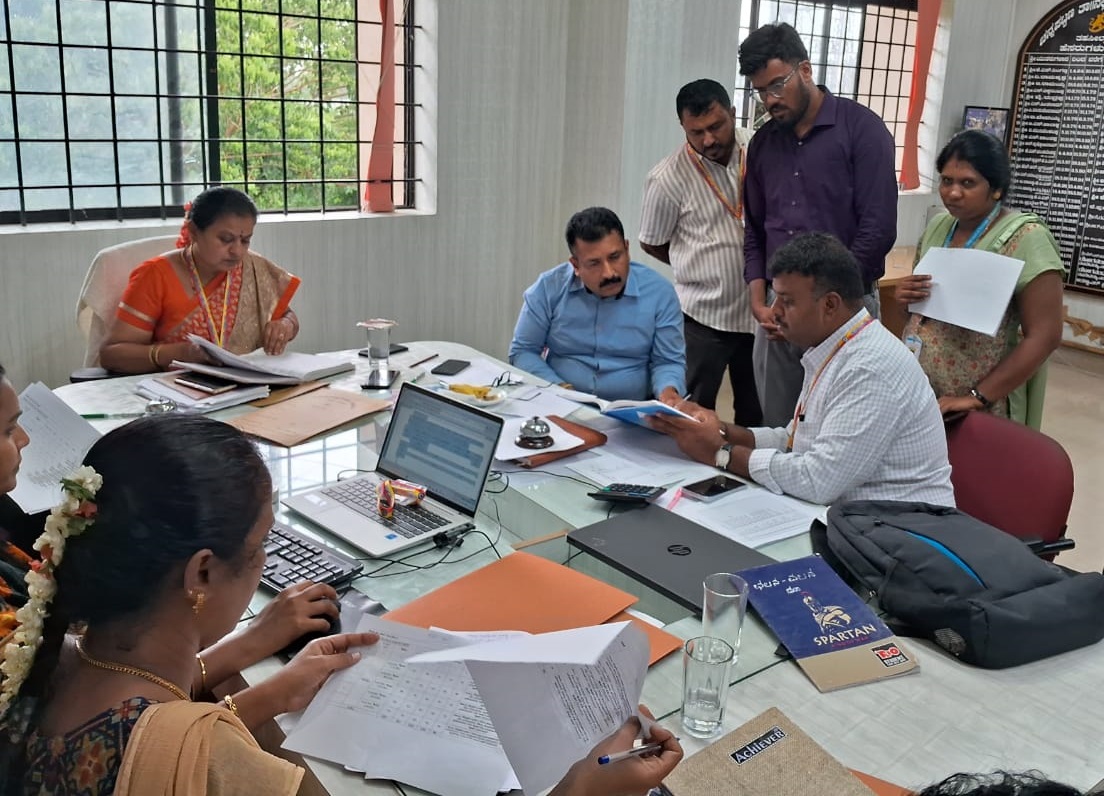 ಚನ್ನಪಟ್ಟಣದ ತಾಲ್ಲೂಕು ಕಚೇರಿಯಲ್ಲಿ ಲೋಕಾಯುಕ್ತ ಡಿವೈಎಸ್ಪಿ ರಾಜೇಶ್ ಕೆ.ಆರ್ ನೇತೃತ್ವದ ತಂಡವು ವಿವಿಧ ಕಡತಗಳನ್ನು ಪರಿಶೀಲನೆ ನಡೆಸಿತು