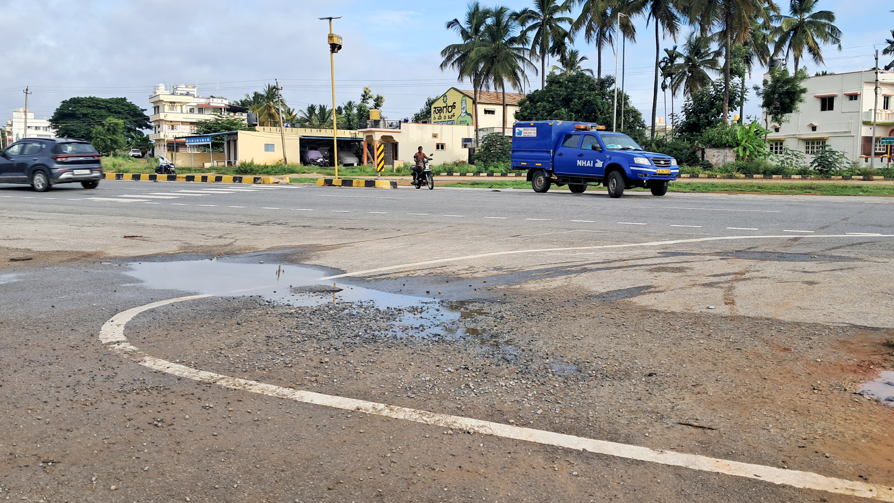 ಹಿರೀಸಾವೆಯ ಗನ್ನಿ ಬಸವೇಶ್ವರ ವೃತ್ತ (ಮೇಟಿಕೆರೆ ಸರ್ಕಲ್).