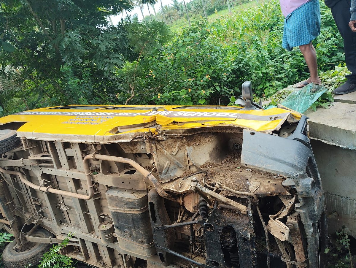 ಹುಣಸೂರು: ಹಳ್ಳಕ್ಕೆ ಬಿದ್ದ ಶಾಲಾ ವಾಹನ; 20 ಮಕ್ಕಳಿಗೆ ಗಾಯ