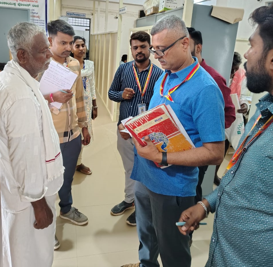 ಹಾರೋಹಳ್ಳಿ ತಾಲ್ಲೂಕು ಕಚೇರಿಯಲ್ಲಿ ಲೋಕಾಯುಕ್ತ ಇನ್‌ಸ್ಪೆಕ್ಟರ್ ಸಂದೀಪ್ ಕುಮಾರ್ ಅವರು ಕಾರ್ಯನಿಮಿತ್ತ ಕಚೇರಿಗೆ ಬಂದಿದ್ದ ಸಾರ್ವಜನಿಕರೊಬ್ಬರಿಂದ ಮಾಹಿತಿ ಸಂಗ್ರಹಿಸಿದರು