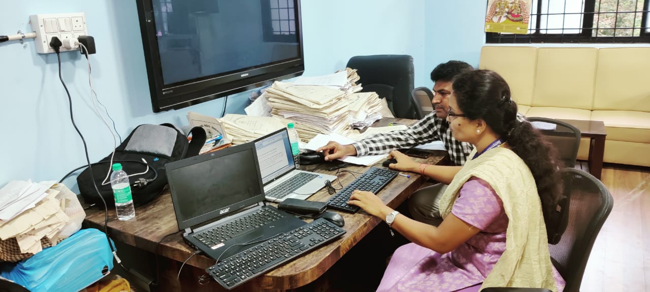 ರಾಮನಗರದ ತಾಲ್ಲೂಕು ಕಚೇರಿಯಲ್ಲಿ ಕಂಪ್ಯೂಟರ್ ದಾಖಲೆಗಳನ್ನು ಪರಿಶೀಲಿಸಿದ ಲೋಕಾಯುಕ್ತ ಪೊಲೀಸರು