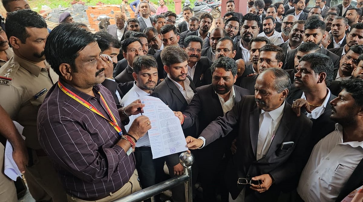 ಬೆಳಗಾವಿ ಬಾರ್‌ ಅಸೋಸಿಯೇಷನ್‌ನಿಂದ ಧರಣಿ, ಗೃಹ ಸಚಿವರ ವಿರುದ್ಧ ಕಿಡಿ