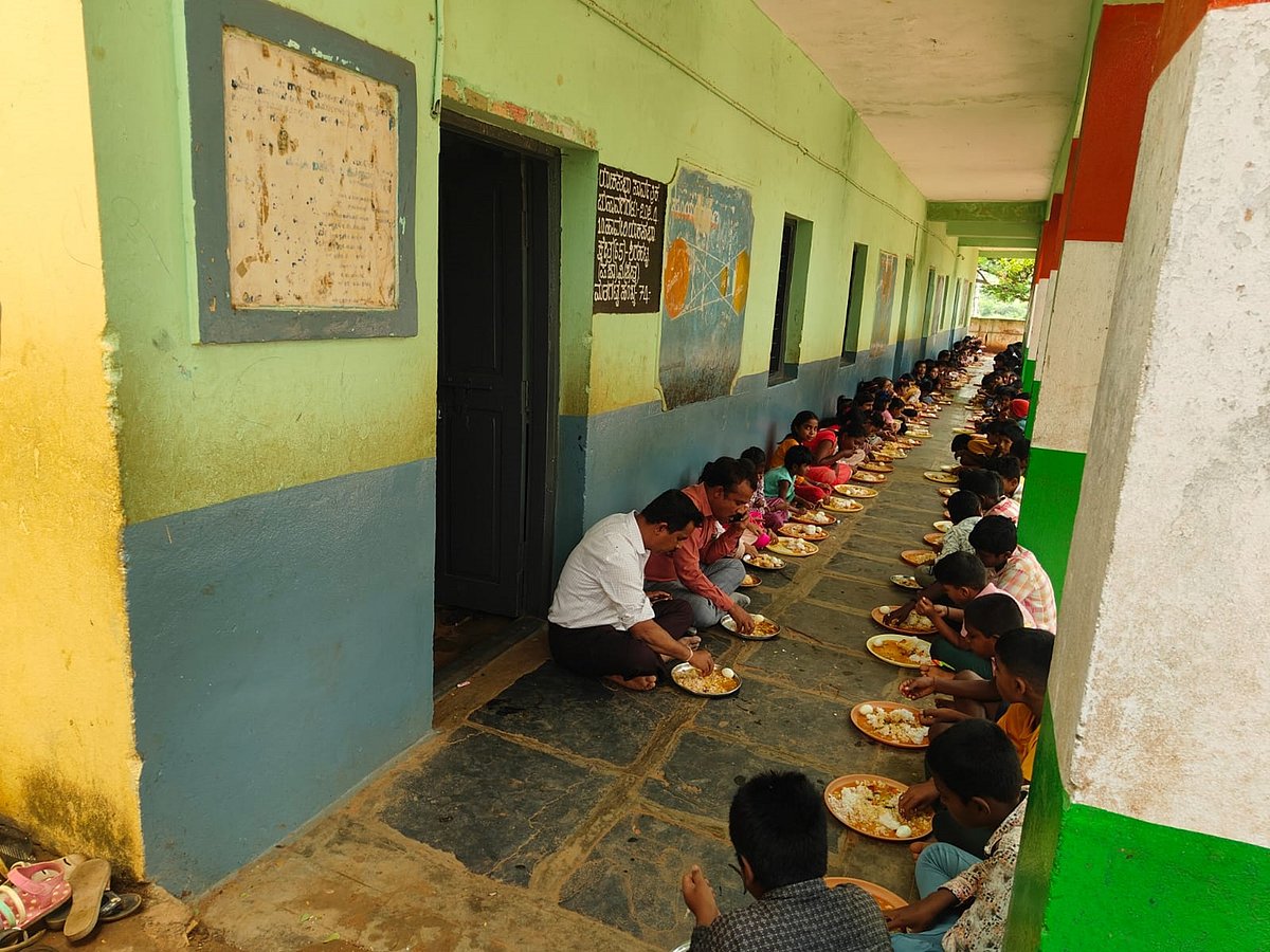 ಶಿರಹಟ್ಟಿ: ಬಿಸಿಯೂಟ ಸವಿದ ಇಒ ರಾಮಣ್ಣ ದೊಡ್ಡಮನಿ