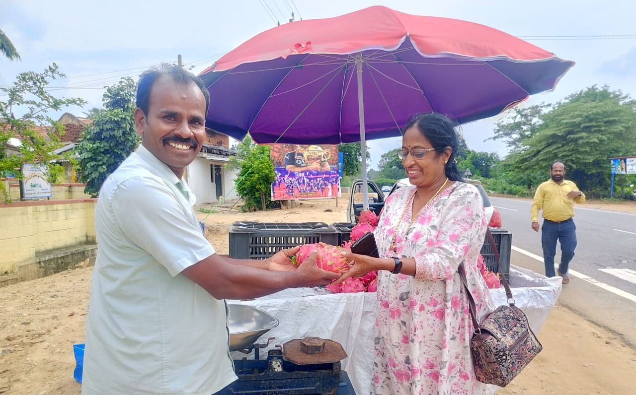 ಹುಣಸೂರಿನ ರಾಷ್ಟ್ರೀಯ ಹೆದ್ದಾರಿ 275ರಲ್ಲಿ ಪ್ರಗತಿಪರ ರೈತ ಮೂರ್ತಿ ಬೆಳೆದ ಹಣ್ಣನ್ನು ನೇರವಾಗಿ ಗ್ರಾಹಕರಿಗೆ ಮಾರಾಟದಲ್ಲಿ ತೊಡಗಿರುವುದು