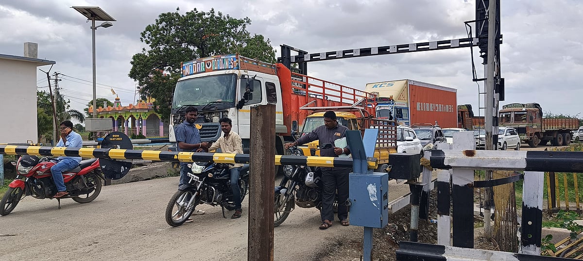 ವಾಡಿ | ಮೇಲ್ಸೇತುವೆ ವಿಳಂಬಕ್ಕೆ ಬೇಸತ್ತ ಜನ