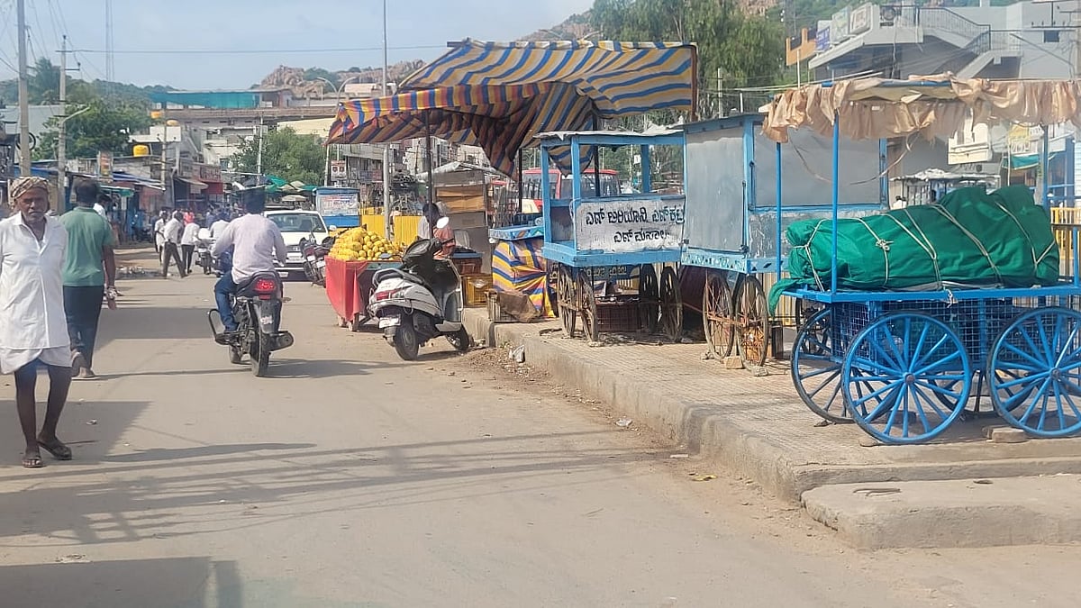 ಮಸ್ಕಿ | ಅಡ್ಡಾದಿಡ್ಡಿ ವಾಹನ ನಿಲುಗಡೆ