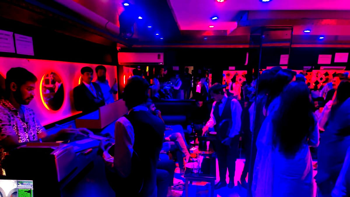 ಅಶ್ಲೀಲ ನೃತ್ಯ: ಬಾರ್, ರೆಸ್ಟೋರೆಂಟ್‌ಗಳ ಮೇಲೆ 11 ವಿಶೇಷ ಪೊಲೀಸ್ ತಂಡಗಳ ದಾಳಿ