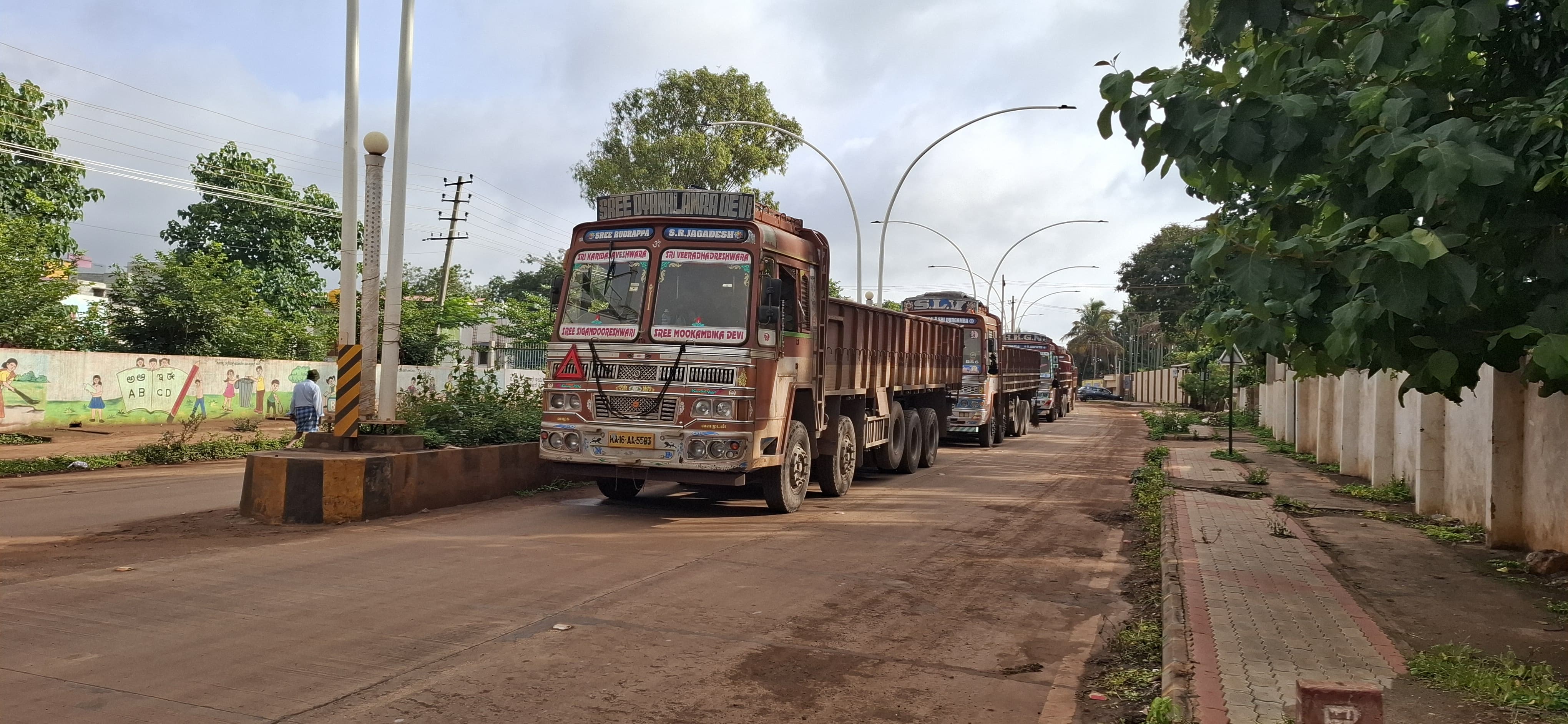 ಅದಿರು ಸಾಗಿಸುವ ಲಾರಿಗಳನ್ನು ತಡೆಹಿಡಿದು ಭೀಮಸಮುದ್ರದಲ್ಲಿ ಪ್ರತಿಭಟನೆ ನಡೆಸಲಾಯಿತು.