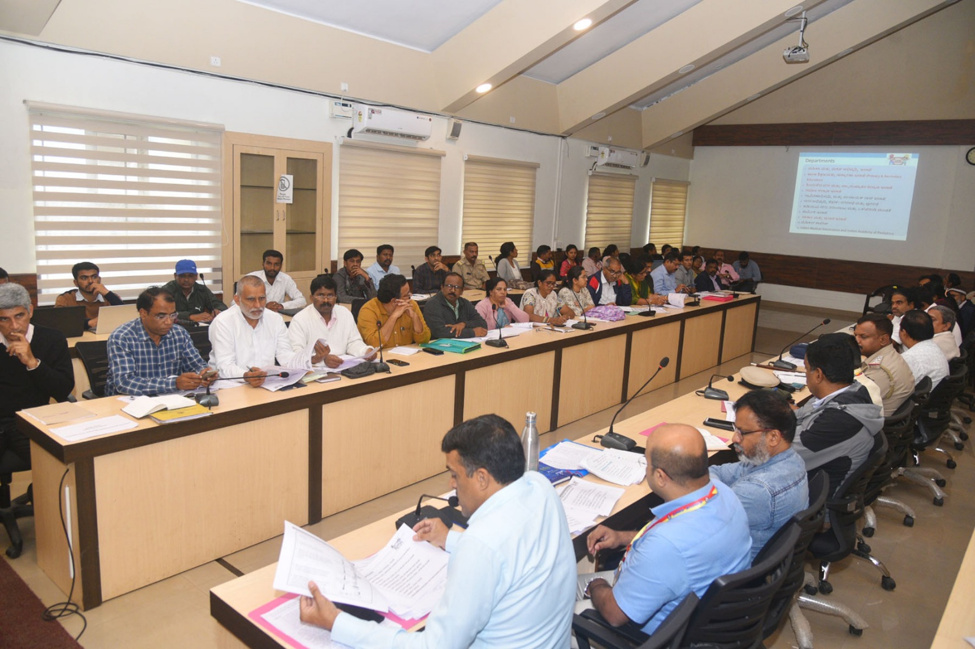 ಕೊಡಗು ಜಿಲ್ಲಾಧಿಕಾರಿ ಕಚೇರಿಯಲ್ಲಿ ಶುಕ್ರವಾರ ನಡೆದ ಅತಿಸಾರ ಭೇದಿ ತಡೆಯುವಿಕೆ ಅಭಿಯಾನ ಕುರಿತ ಸಭೆಯಲ್ಲಿ ಅಧಿಕಾರಿಗಳು ಭಾಗವಹಿಸಿದ್ದರು