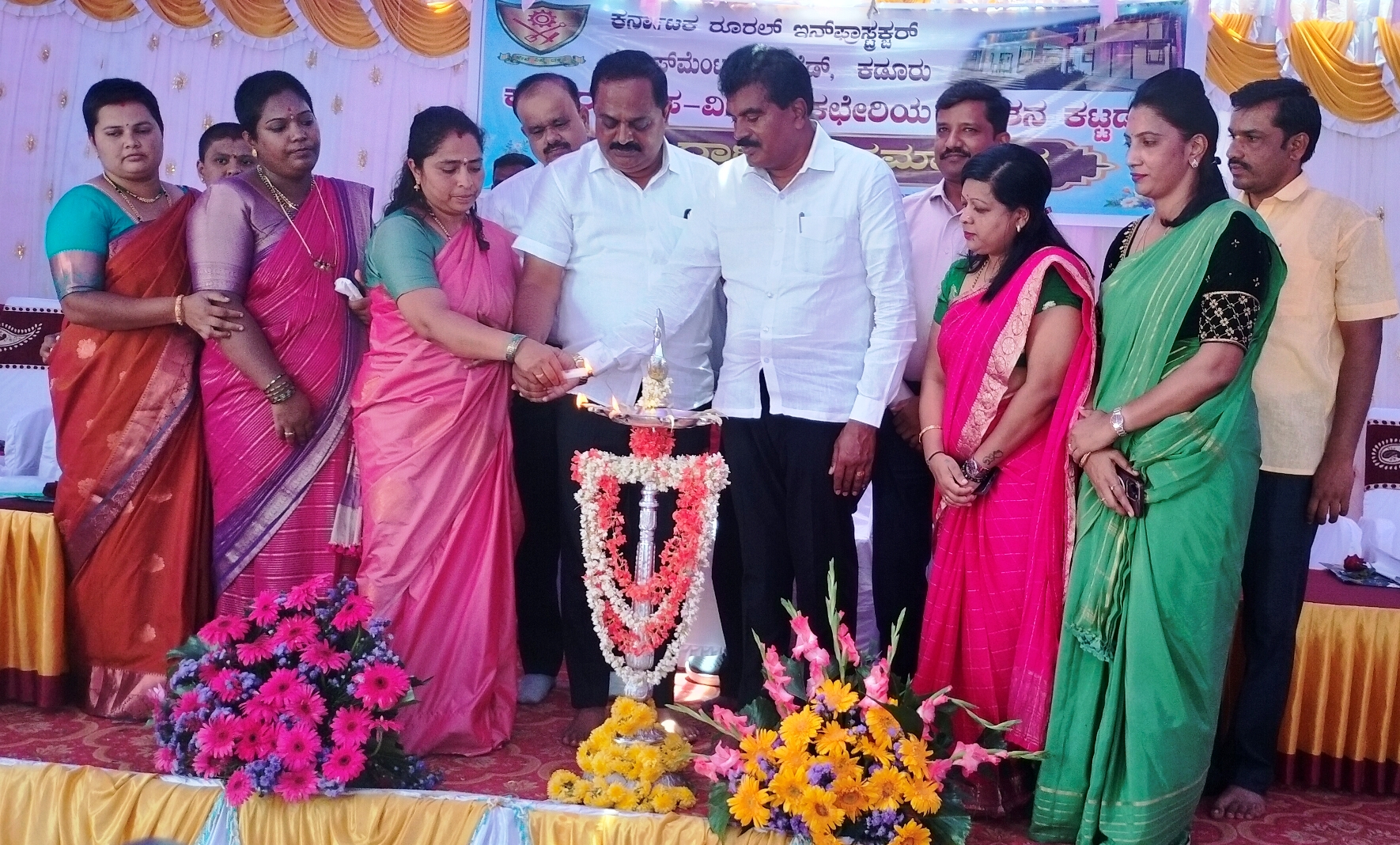 ಕಡೂರು ಉಪವಿಭಾಗ ಕೆಆರ್‌ಐಡಿಎಲ್ ಕಚೇರಿಯ ನೂತನ ಕಟ್ಟಡದ ಉದ್ಘಾಟನಾ ಸಮಾರಂಭದ ವೇದಿಕೆ ಕಾರ್ಯಕ್ರಮವನ್ನು ಕಡೂರಳ್ಳಿ ಗ್ರಾಮಪಂಚಾಯಿತಿ ಅಧ್ಯಕ್ಷೆ ಗೀತಾ ಶಶಿಕುಮಾರ್ ಉದ್ಘಾಟಿಸಿದರು. ಶಾಸಕರಾದ ಕೆ.ಎಸ್.ಆನಂದ್ ಎಚ್.ಡಿ.ತಮ್ಮಯ್ಯ ತಹಶೀಲ್ದಾರ್ ಸಿ.ಎಸ್.ಪೂರ್ಣಿಮಾ ತಾಲ್ಲೂಕು ಪಂಚಾಯಿತಿ ಇಒ ಸಿ.ಆರ್.ಪ್ರವೀಣ್ ಸುಪರಿಡೆಂಟ್ ಎಂಜಿನಿಯರ್ ಜಿ.ಗೋಪಾಲಪ್ಪ ಎಎ ಅಶ್ವಿನಿ ವಿ.ಎನ್. ಇದ್ದರು
