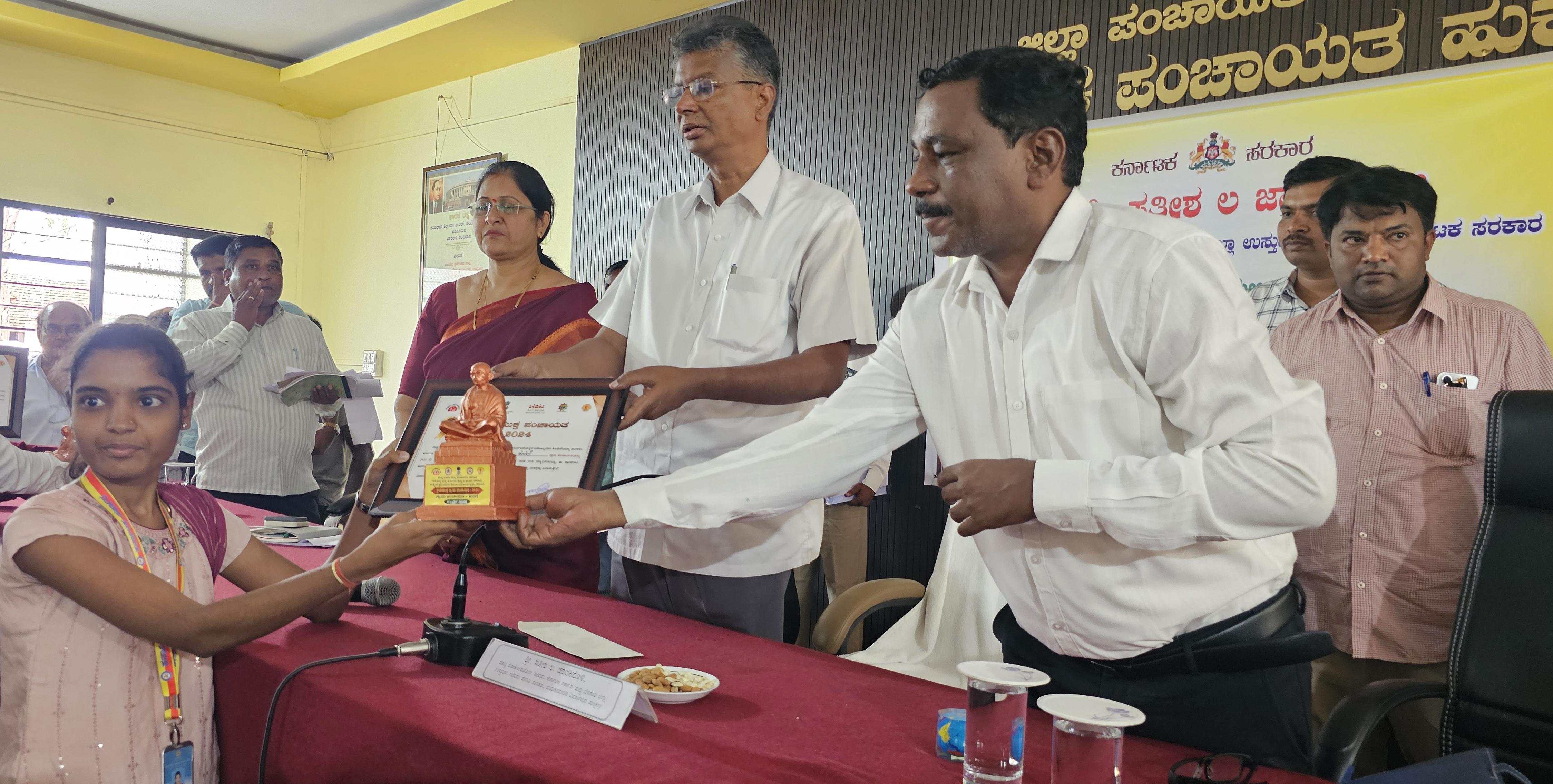 ಹುಕ್ಕೇರಿಯಲ್ಲಿ ಶುಕ್ರವಾರ ತಾಲ್ಲೂಕು ಪಂಚಾಯ್ತಿ ಸಭಾ ಭವನದಲ್ಲಿ ಜರುಗಿದ ‘ಕುಂದು ಕೊರತೆ’ ಸಭೆಯಲ್ಲಿ ಜಿಲ್ಲಾ ಉಸ್ತುವಾರಿ ಸಚಿವ ಸತೀಶ್ ಜಾರಕಿಹೊಳಿ ಕುರಣಿ ಗ್ರಾಮ ಪಂಚಾಯ್ತಿಗೆ ‘ಕ್ಷಯ ಮುಕ್ತ’ ಗ್ರಾಮ ಪಂಚಾಯ್ತಿ ಪ್ರಶಸ್ತಿ ಪತ್ರ ನೀಡಿದರು.