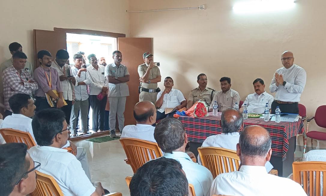 ತೀರ್ಥಹಳ್ಳಿ ತಾಲ್ಲೂಕಿನ ಹಣಗೆರೆ ಧಾರ್ಮಿಕ ಕೇಂದ್ರಕ್ಕೆ ಭೇಟಿ ನೀಡಿದ ಜಿಲ್ಲಾಧಿಕಾರಿ ಗುರುದತ್ತ ಹೆಗಡೆ ಸ್ಥಳೀಯರೊಂದಿಗೆ ಚರ್ಚಿಸಿದರು