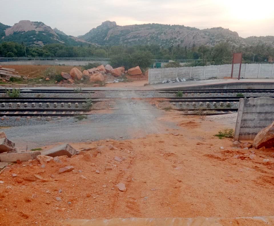 ಪಾವಗಡ ತಾಲ್ಲೂಕು ಕೆ ರಾಂಪುರ ಬಳಿ ಬೊಮ್ಮಲಗುಡ್ಡಕ್ಕೆ ಸಂಪರ್ಕ ಕಲ್ಪಿಸುವ ರಸ್ತೆ ಮುಚ್ಚಿರುವುದು