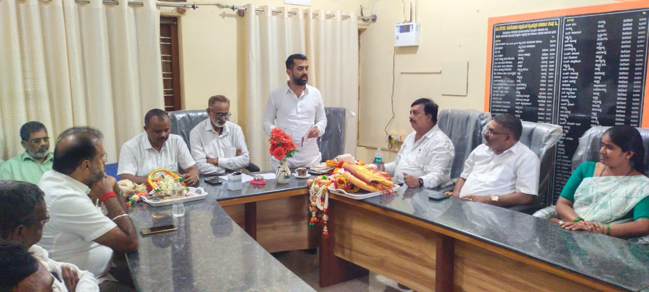 ಕುಶಾಲನಗರ ಸಮೀಪದ ತೊರೆನೂರು ಪ್ರಾಥಮಿಕ ಕೃಷಿ ಪತ್ತಿನ ಸಹಕಾರ ಸಂಘದ ನೂತನ ಅಧ್ಯಕ್ಷರಾಗಿ ಆಯ್ಕೆಯಾದ ಟಿ.ಬಿ.ಜಗದೀಶ್ ಅವರಿಗೆ ಶುಭ ಕೋರಿ ಶಾಸಕ ಡಾ.ಮಂತರ್ ಗೌಡ ಮಾತನಾಡಿದರು
