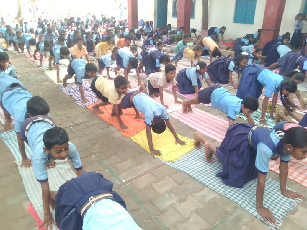 ಹೊಸಪೇಟೆ ತಾಲ್ಲೂಕಿನ ಗಾದಿಗನೂರು ಗ್ರಾಮದ ಕರ್ನಾಟಕ ಪಬ್ಲಿಕ್ ಶಾಲೆಯ ಆವರಣದಲ್ಲಿ ವಿದ್ಯಾರ್ಥಿಗಳು ಉತ್ಸಾಹದಿಂದ ಯೋಗ ಶಿಬಿರದಲ್ಲಿ ಪಾಲ್ಗೊಂಡರು