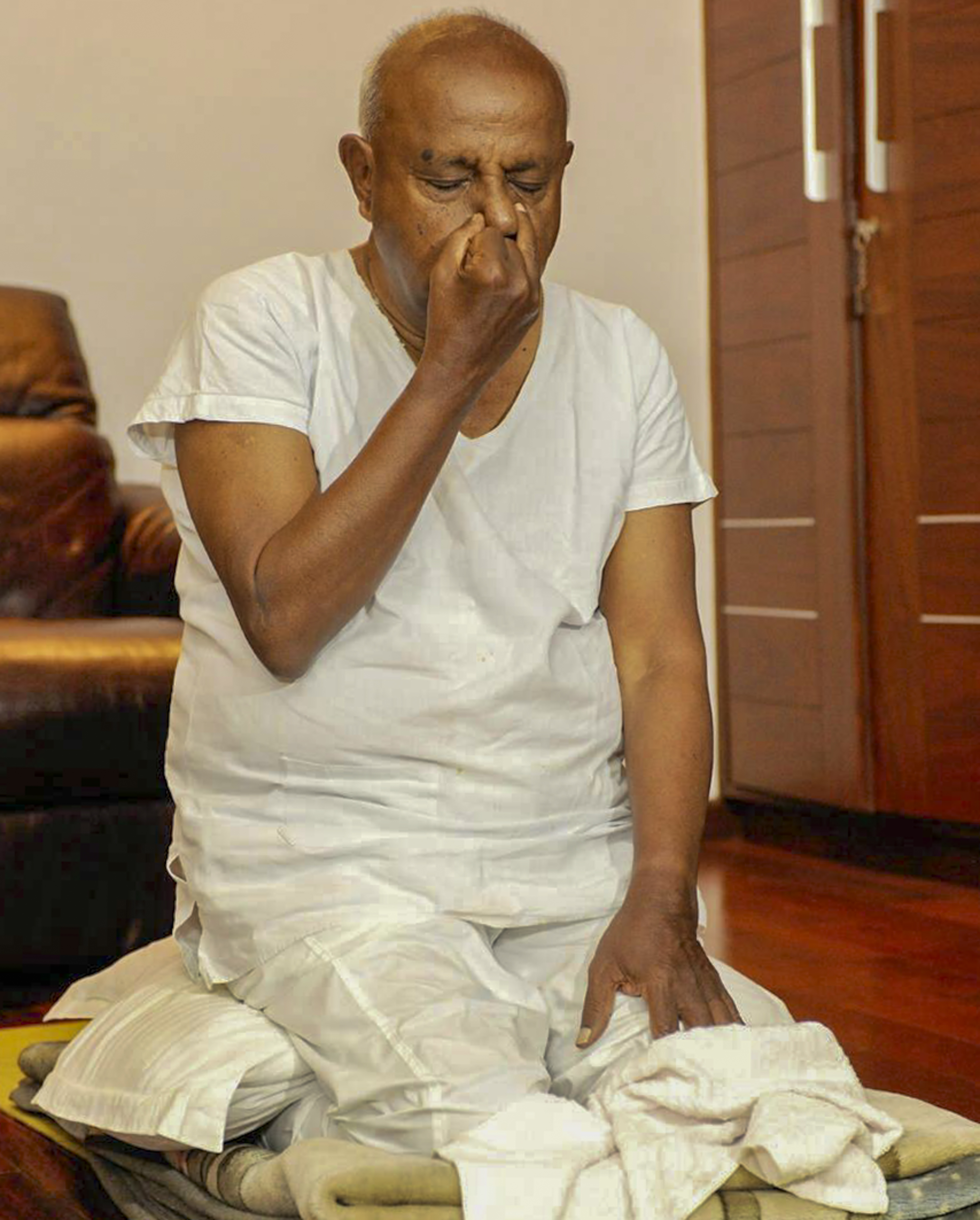 ಜೆಡಿಎಸ್‌ ವರಿಷ್ಠ ಮಾಜಿ ಪ್ರಧಾನಿ ಎಚ್‌.ಡಿ.ದೇವೇಗೌಡ ಅವರಿಂದ ಮನೆಯಲ್ಲಿಯೇ ಯೋಗ