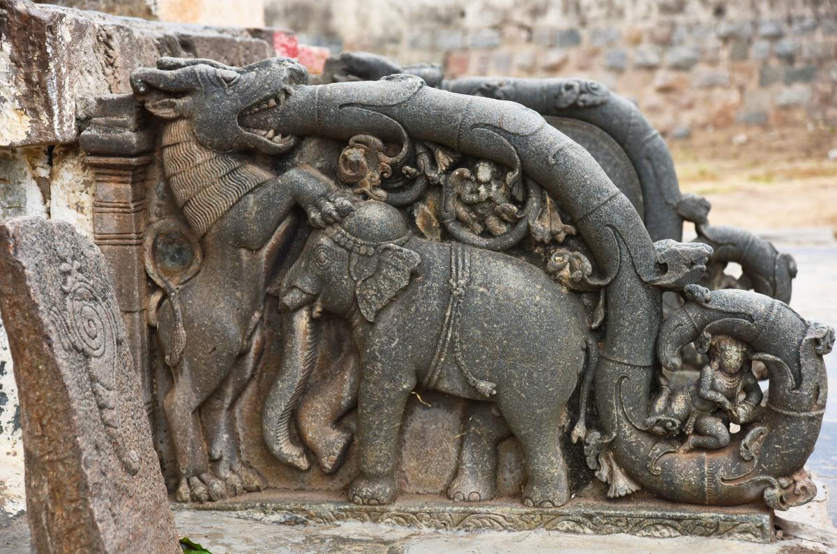 ಅಮೃತೇಶ್ವರ ದೇವಸ್ಥಾನದ ಪ್ರವೇಶದ್ವಾರದ ಮುಂದಿರುವ ಸುಂದರ ಕೆತ್ತನೆ
