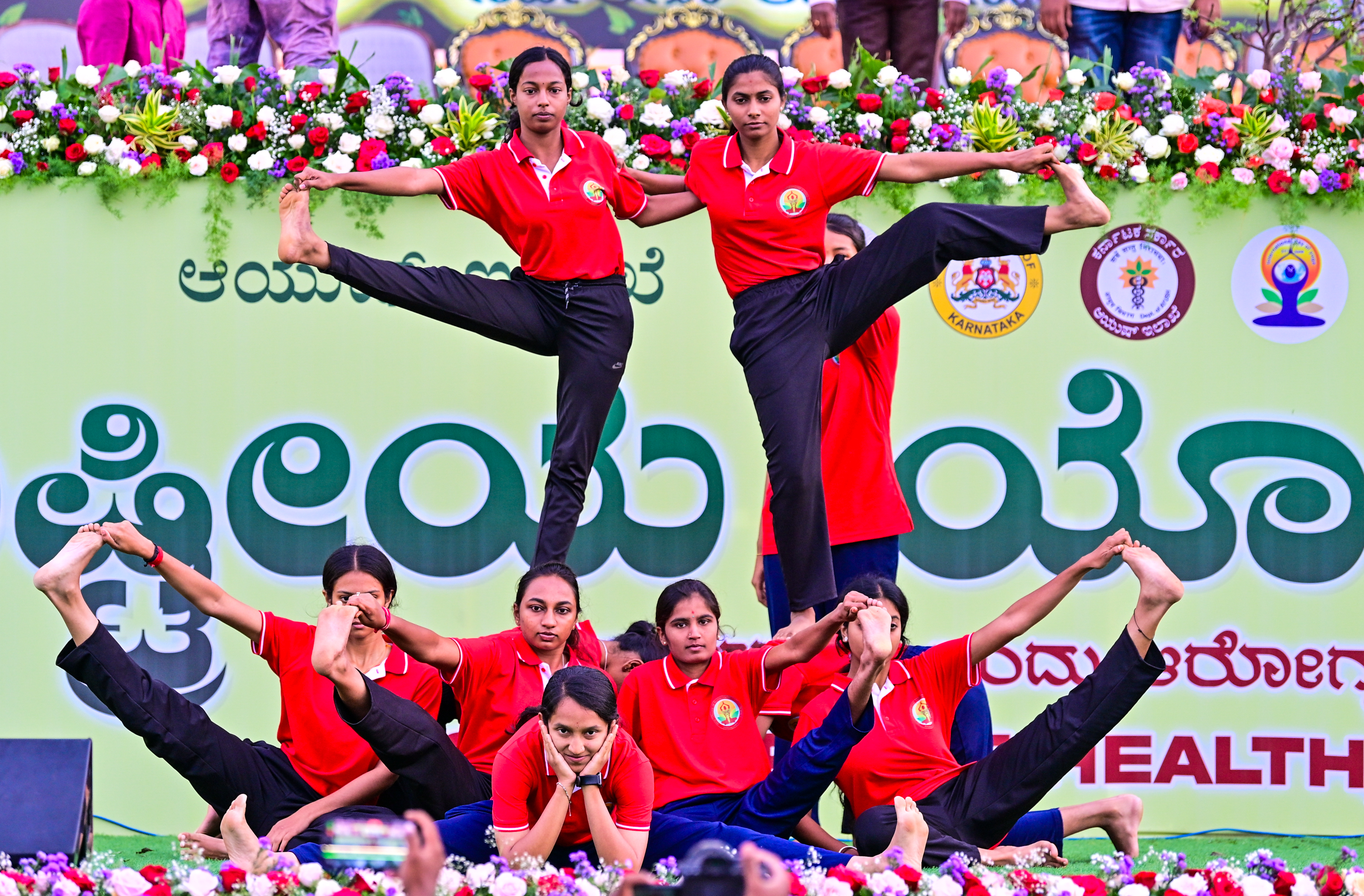 ಆಯುಷ್ ಇಲಾಖೆ ಹಮ್ಮಿಕೊಂಡಿದ್ದ ಕಾರ್ಯಕ್ರಮದಲ್ಲಿ ವಿಧಾನಸೌಧದ ಮುಂಭಾಗ ಯೋಗ ಪಟುಗಳು ವಿವಿಧ ಆಸನಗಳನ್ನು ಪ್ರದರ್ಶಿಸಿದರು
ಪ್ರಜಾವಾಣಿ ಚಿತ್ರ