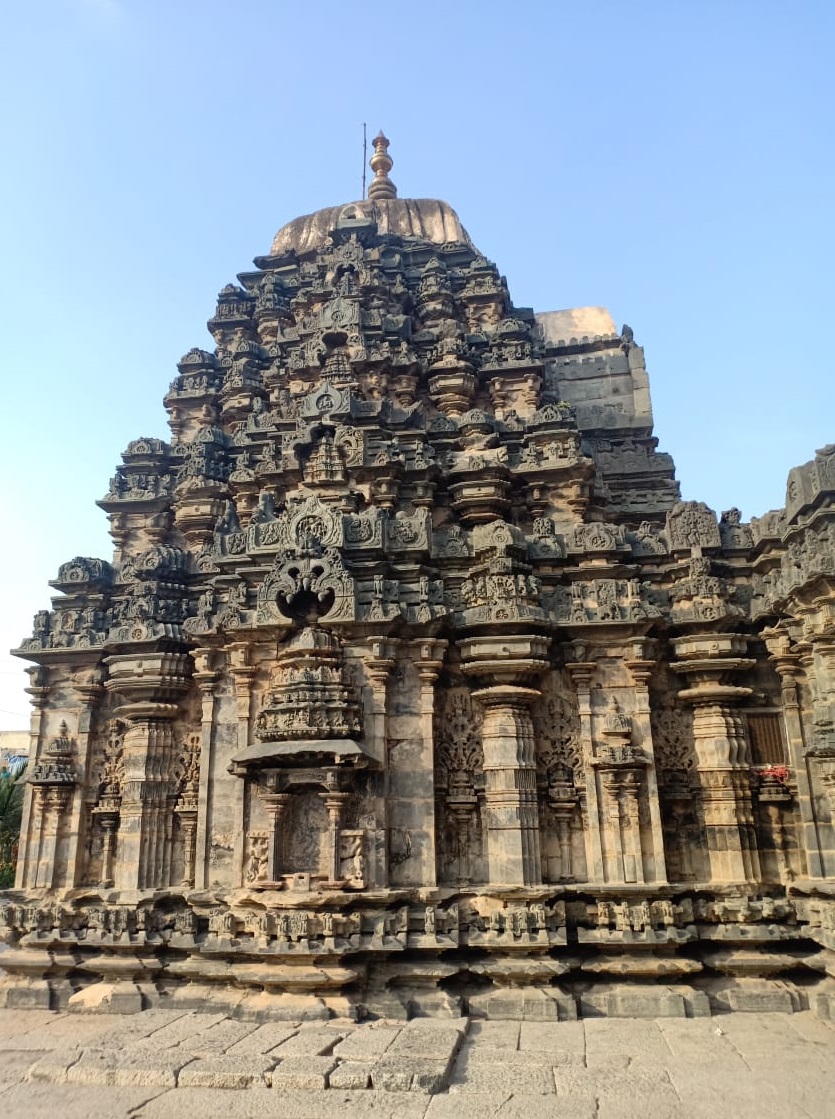 ಅಮೃತೇಶ್ವರ ದೇವಾಲಯದ ಗೋಡೆ ಮೇಲಿರುವ ಕೆತ್ತನೆ