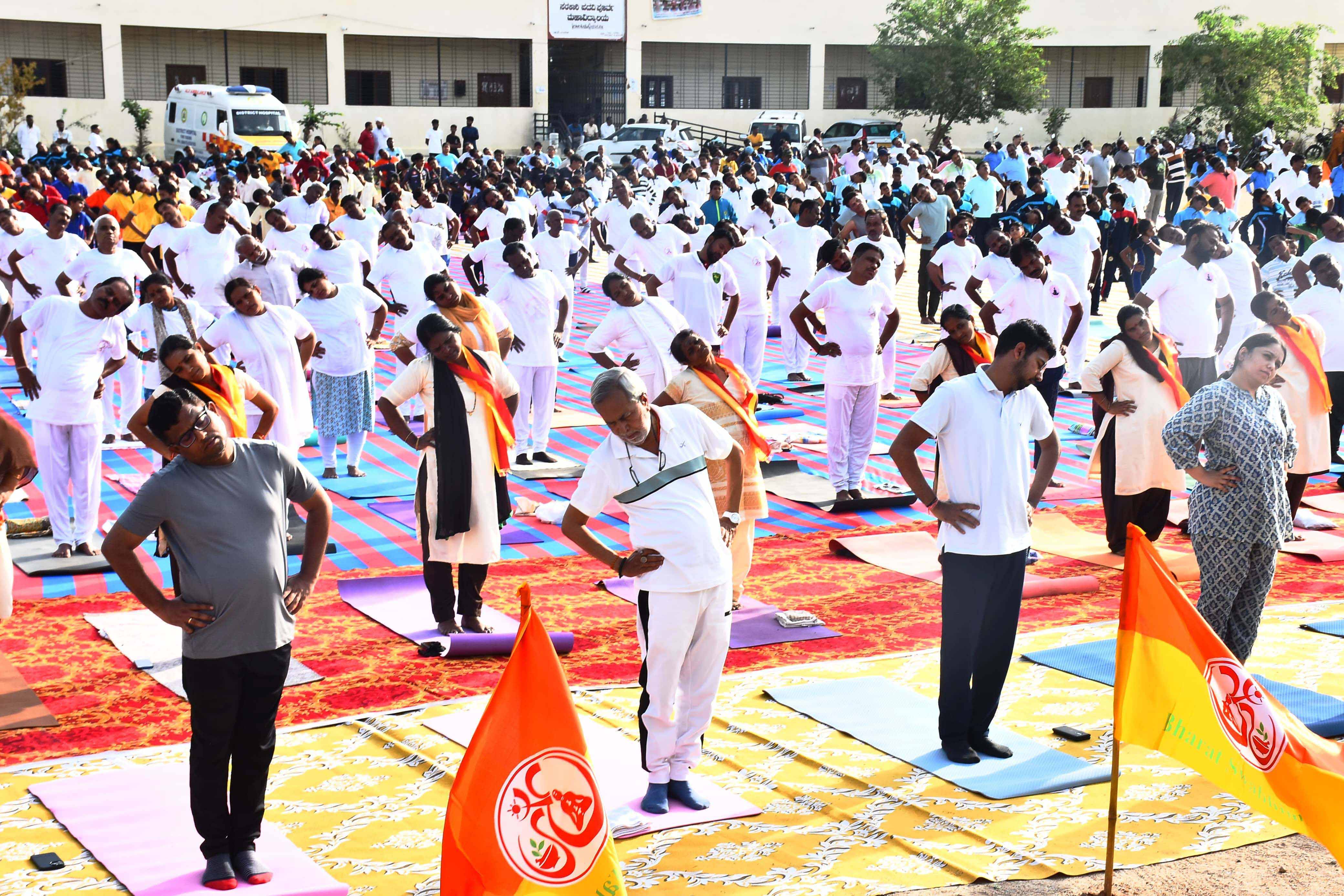 ಯಾದಗಿರಿ ನಗರದ ಸ್ವಪ್ನಾ ಮೈದಾನದಲ್ಲಿ ಶನಿವಾರ ಅಂತರರಾಷ್ಟ್ರೀಯ ಯೋಗ ದಿನಾಚರಣೆಯಲ್ಲಿ ಯೋಗಾಭ್ಯಾಸ ನಿರತ ಗಣ್ಯರು.