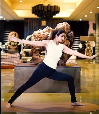 ಬಾಲಿವುಡ್‌ ನಟಿ ಶಿಲ್ಪಾ ಶೆಟ್ಟಿ ಅವರಿಂದ ಯೋಗಾಸನ ಪ್ರದರ್ಶನ 