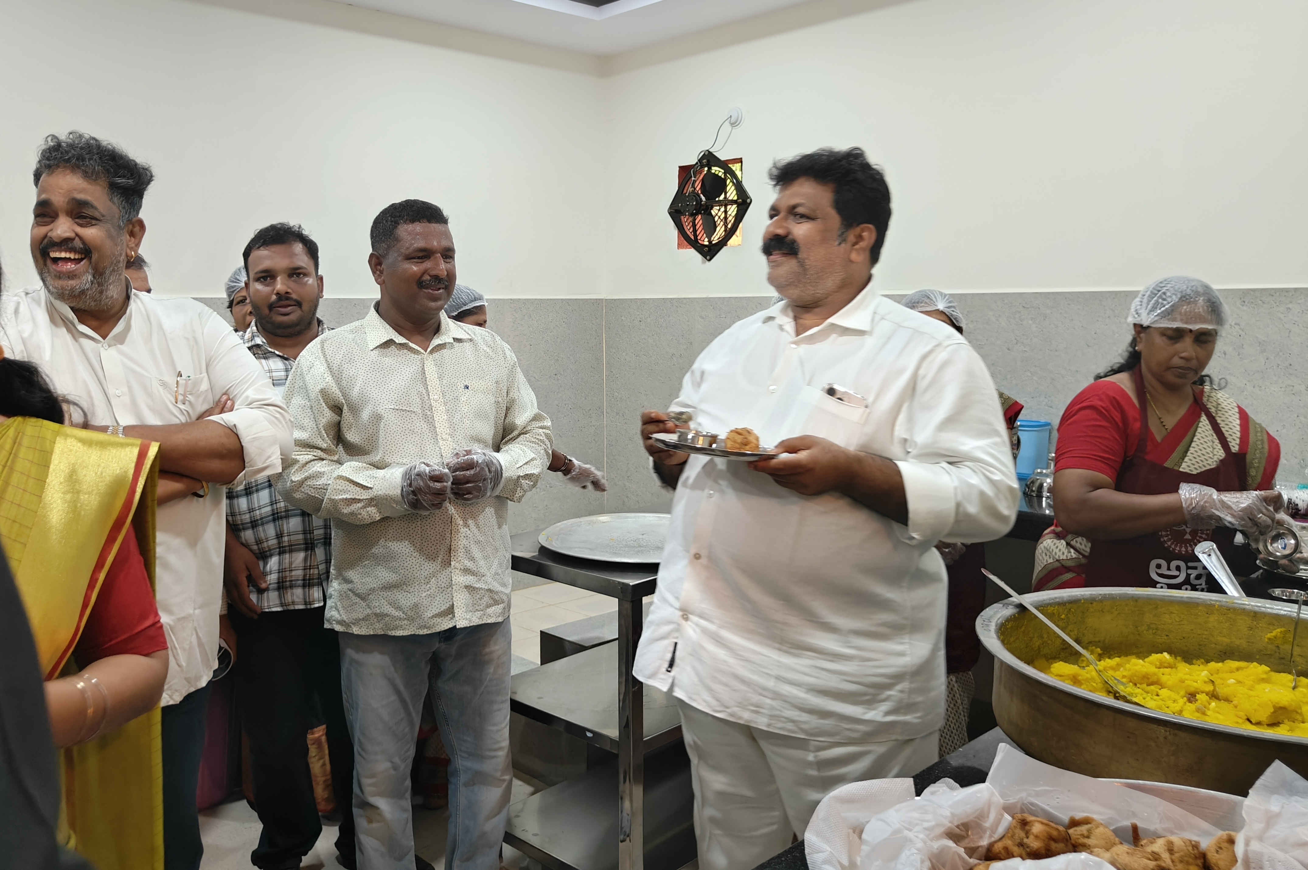 ಕಾರವಾರದಲ್ಲಿ ಅಕ್ಕ ಕೆಫೆ ಉದ್ಘಾಟಿಸಿದ ಬಳಿಕ ಜಿಲ್ಲಾ ಉಸ್ತುವಾರಿ ಸಚಿವ ಮಂಕಾಳ ವೈದ್ಯ ಬೋಂಡಾ ಸವಿದರು.