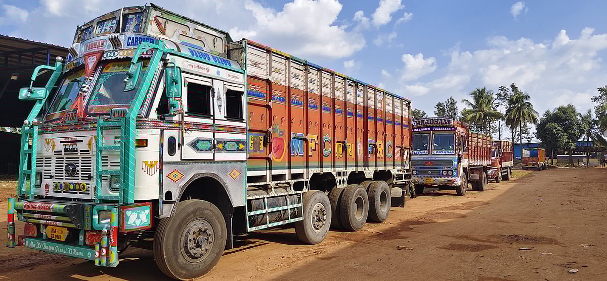₹244 ಕೋಟಿ ಬಿಡುಗಡೆ: ರಸ್ತೆಗಿಳಿದ ಲಾರಿಗಳು
