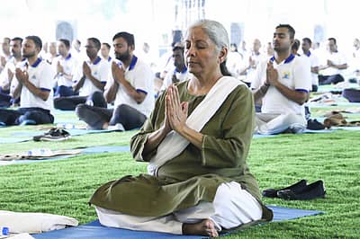 ಕೇಂದ್ರದ ವಿತ್ತ ಸಚಿವೆ ನಿರ್ಮಲಾ ಸೀತಾರಾಮನ್ ಅವರಿಂದ ಯೋಗಾಸನ ಪ್ರದರ್ಶನ