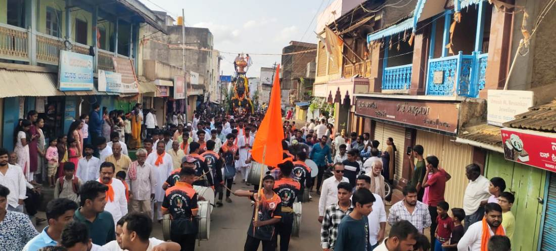 ಬೈಲಹೊಂಗಲ ಇತಿಹಾಸ ಪ್ರಸಿದ್ದ ಹನಮಂತ ದೇವರ ದೇವಸ್ಥಾನದ ರಥೋತ್ಸವ ಶನಿವಾರ ಭಕ್ತರ ಹರ್ಷೋದ್ಘಾರ ನಡುವೆ ಶನಿವಾರ ವಿಜೇಂಭಣೆಯಿಂದ ನೆರೆವೇರಿತು.