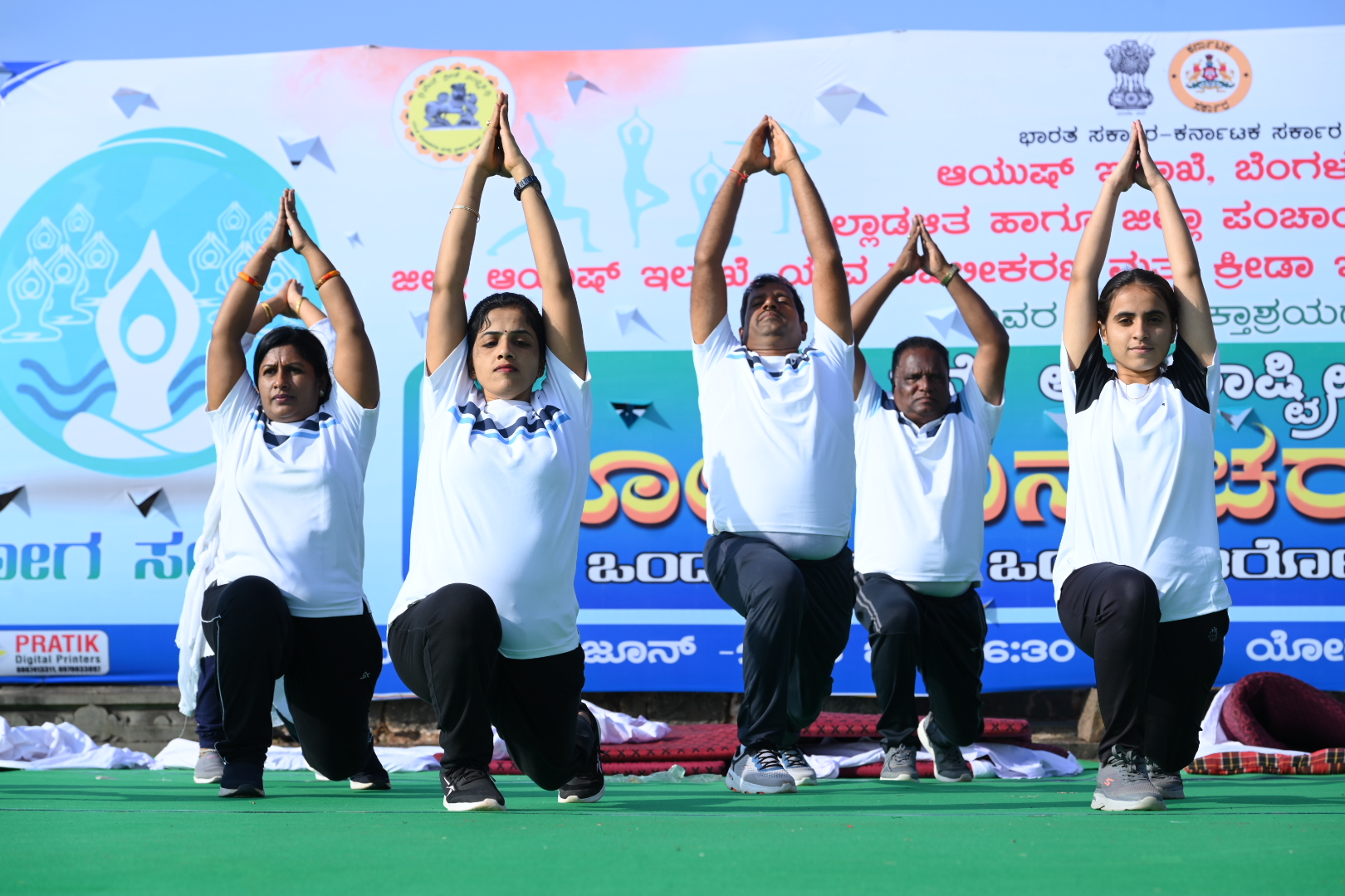 ಸಮೂಹ ಯೋಗ ಪ್ರದರ್ಶನ ಮಾಡಿದ ಯುವತಿಯರು