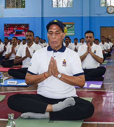 ರಕ್ಷಣಾ ಸಚಿವ ರಾಜನಾಥ್‌ ಸಿಂಗ್‌ ಅವರಿಂದ ಯೋಗಾಸನ ಪ್ರದರ್ಶನ