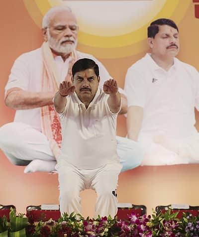 ಮಧ್ಯಪ್ರದೇಶ ಮುಖ್ಯಮಂತ್ರಿ ಮೋಹನ್‌ ಯಾದವ್ ಅವರಿಂದ ಯೋಗಾಸನ ಪ್ರದರ್ಶನ 