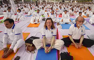 ವಿದೇಶಿಗರಿಂದ ಯೋಗಾಸನ ಪ್ರದರ್ಶನ