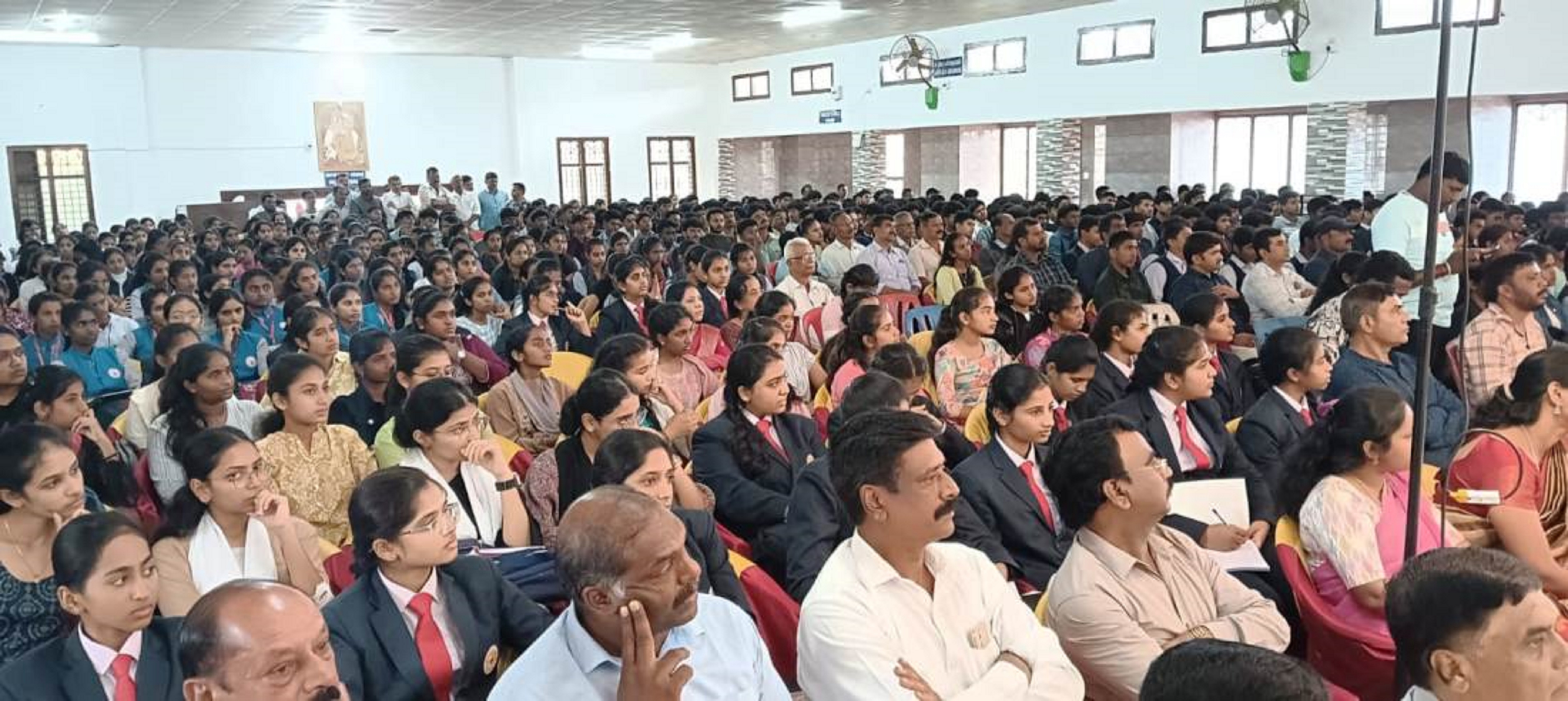 ಕಾರ್ಯಾಗಾರದಲ್ಲಿ ಭಾಗವಹಿಸಿದ್ದ ವಿದ್ಯಾರ್ಥಿಗಳು ಪೋಷಕರು