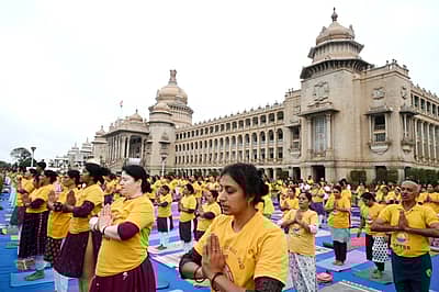 ಆಯುಷ್ ಹಾಗೂ ಆರೋಗ್ಯ ಇಲಾಖೆಯಿಂದ ವಿಧಾನಸೌಧದ ಆವರಣದಲ್ಲಿ ಶನಿವಾರ ಆಯೋಜಿಸಿದ್ದ ಯೋಗೋತ್ಸವದಲ್ಲಿ ಸಾಮೂಹಿಕ ಯೋಗ ನಡೆಸಲಾಯಿತು 