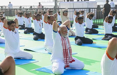 11ನೇ ಅಂತರರಾಷ್ಟ್ರೀಯ ಯೋಗ ದಿನದ ಪ್ರಯುಕ್ತ ಆಂಧ್ರಪದೇಶದ ವಿಶಾಖಪಟ್ಟಣದಲ್ಲಿ ಶನಿವಾರ ಹಮ್ಮಿಕೊಂಡಿದ್ದ ಕಾರ್ಯಕ್ರಮದಲ್ಲಿ ಪ್ರಧಾನಿ ನರೇಂದ್ರ ಮೋದಿ  ಅವರು ಉತ್ಥಾನ ಮಂಡೂಕಾಸನ ಪ್ರದರ್ಶಿಸಿದರು.