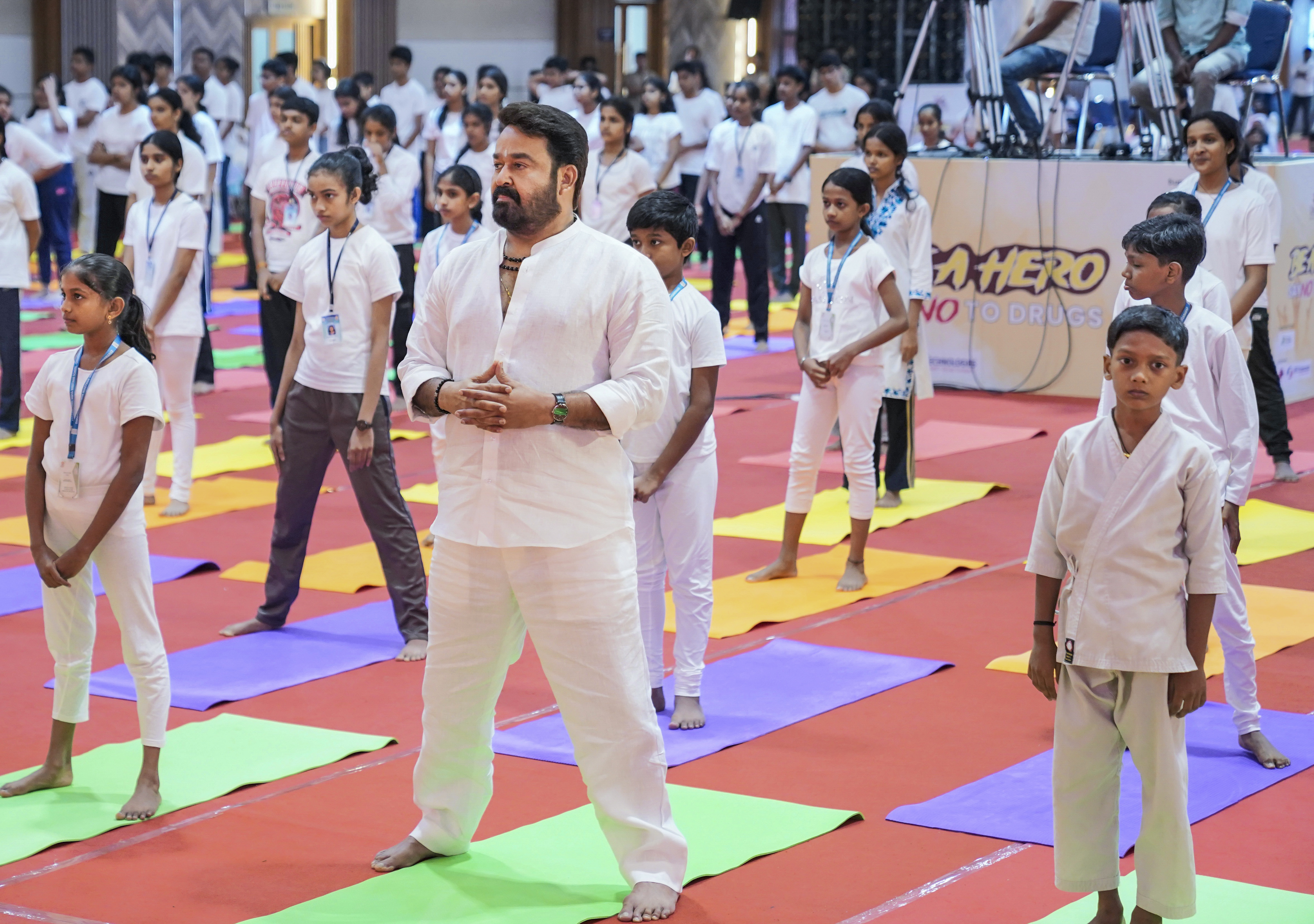 ಕೊಚ್ಚಿಯಲ್ಲಿ ನಡೆದ ‘ಬೀ ಎ ಹೀರೊ’ ಯೋಗ ಅಭಿಯಾನದಲ್ಲಿ ವಿಶ್ವಶಾಂತಿ ಪ್ರತಿಷ್ಠಾನದ ಸ್ಥಾಪಕ ನಟ ಮೋಹನ್‌ಲಾಲ್‌ ಅವರಿಂದ ಯೋಗ