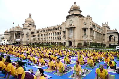 ಆಯುಷ್ ಹಾಗೂ ಆರೋಗ್ಯ ಇಲಾಖೆಯಿಂದ ವಿಧಾನಸೌಧದ ಆವರಣದಲ್ಲಿ ಶನಿವಾರ ಆಯೋಜಿಸಿದ್ದ ಯೋಗೋತ್ಸವದಲ್ಲಿ ಸಾಮೂಹಿಕ ಯೋಗ ನಡೆಸಲಾಯಿತು 