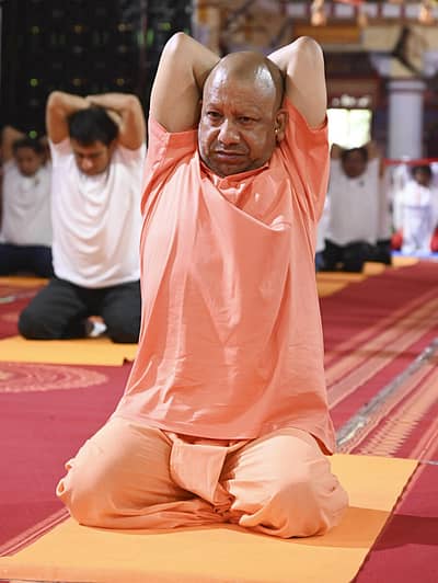 ಉತ್ತರ ಪ್ರದೇಶದ ಮುಖ್ಯಮಂತ್ರಿ ಯೋಗಿ ಆದಿತ್ಯನಾಥ ಅವರಿಂದ ಯೋಗಾಸನ ಪ್ರದರ್ಶನ