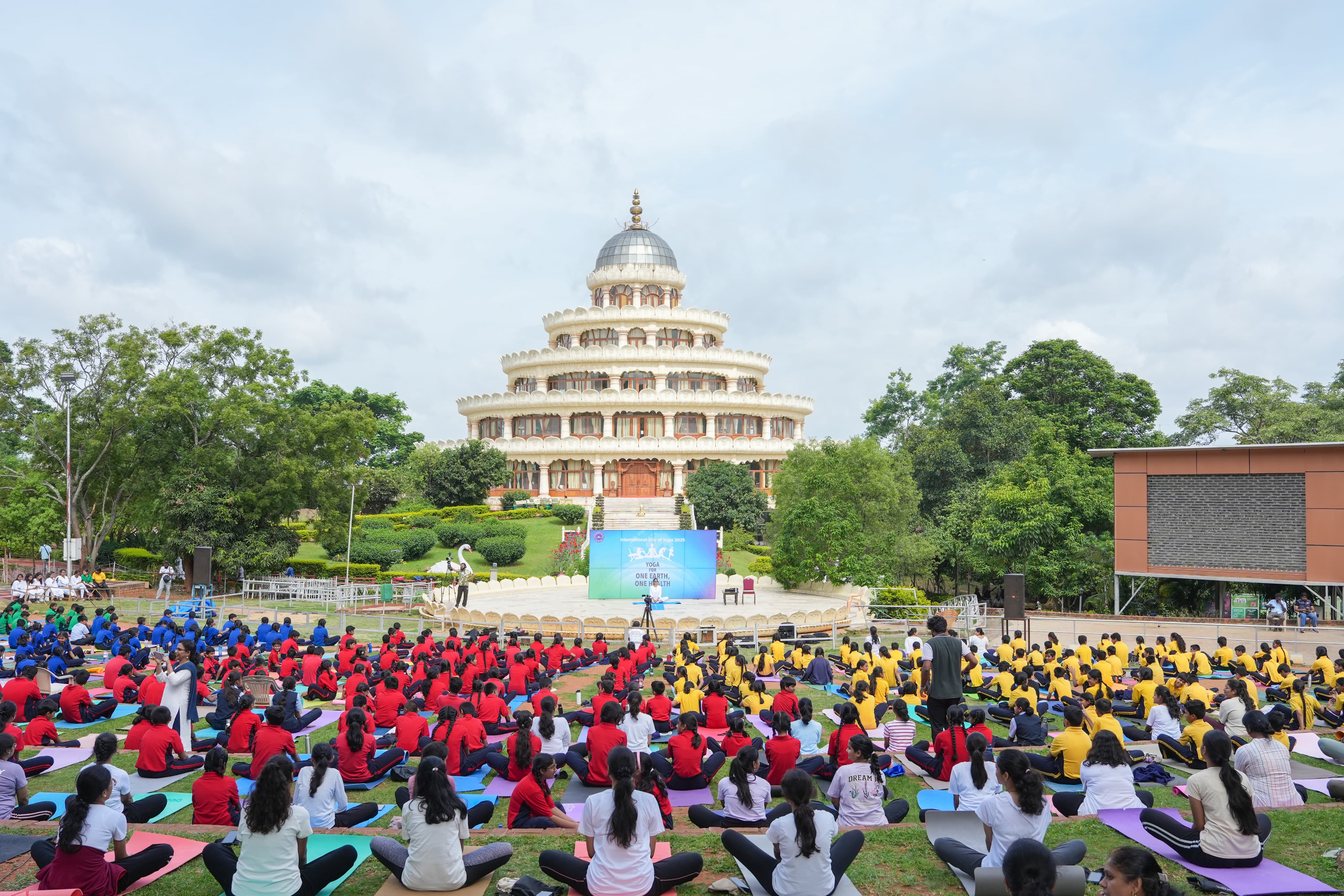 ಆರ್ಟ್‌ ಆಫ್‌ ಲಿವಿಂಗ್‌ ಕೇಂದ್ರದ ವಿಶಾಲಾಕ್ಷಿ ಮಂಟಪದ ಎದುರು ಸಾಮೂಹಿಕ ಯೋಗಾಭ್ಯಾಸ ಮಾಡಲಾಯಿತು