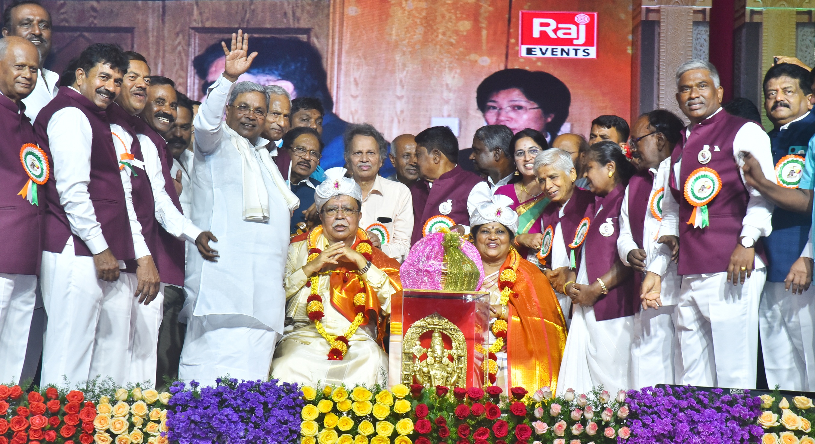ತುಮಕೂರಿನಲ್ಲಿ ಶನಿವಾರ ನಡೆದ ಸಹಕಾರ ಸಚಿವ ಕೆ.ಎನ್.ರಾಜಣ್ಣ ಅವರ 75ನೇ ವರ್ಷದ ‘ಅಮೃತ ಮಹೋತ್ಸವ’ ಕಾರ್ಯಕ್ರಮದಲ್ಲಿ ರಾಜಣ್ಣ ಶಾಂತಲಾ ರಾಜಣ್ಣ ದಂಪತಿಯನ್ನು ಸನ್ಮಾನಿಸಿ ಗೌರವಿಸಲಾಯಿತು. ಮುಖ್ಯಮಂತ್ರಿ ಸಿದ್ದರಾಮಯ್ಯ ಜಿಲ್ಲಾ ಉಸ್ತುವಾರಿ ಸಚಿವ ಜಿ.ಪರಮೇಶ್ವರ ಸಾಹಿತಿ ಬರಗೂರು ರಾಮಚಂದ್ರಪ್ಪ ಮೊದಲಾದವರು ಪಾಲ್ಗೊಂಡಿದ್ದರು