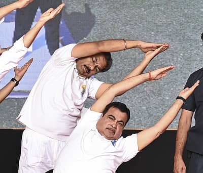 ಹೆದ್ದಾರಿ ಹಾಗೂ ರಸ್ತೆ ಸಾರಿಗೆ ಸಚಿವ ನಿತಿನ್‌ ಗಡ್ಕರಿ ಅವರಿಂದ ಯೋಗಾಸನ ಪ್ರದರ್ಶನ