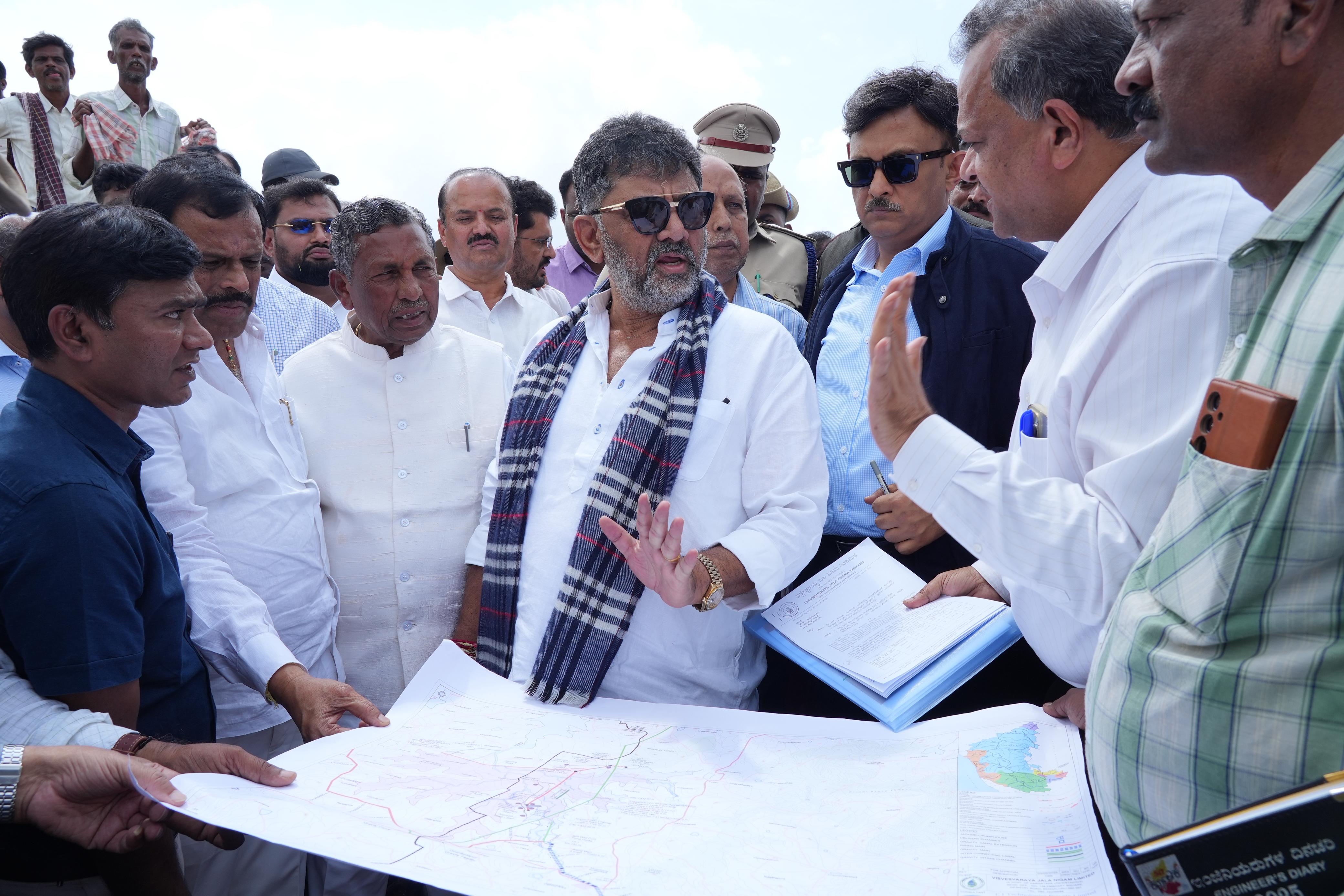 ಕೊರಟಗೆರೆ ತಾಲ್ಲೂಕಿನ ಬೈರಗೊಂಡ್ಲು ಬಳಿ ಎತ್ತಿನಹೊಳೆ ಯೋಜನೆ ಬಫರ್ ಡ್ಯಾಂ ನಿರ್ಮಿಸಲು ಉದ್ದೇಶಿಸಿರುವ ಸ್ಥಳಕ್ಕೆ ಡಿಸಿಎಂ ಡಿ.ಕೆ.ಶಿವಕುಮಾರ್ ಭೇಟಿ ನೀಡಿ ಪರಿಶೀಲಿಸಿದರು