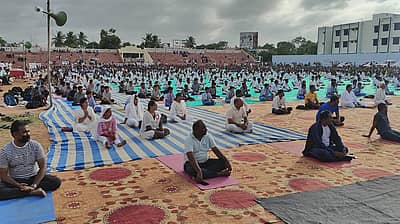 ಕೊಪ್ಪಳದಲ್ಲಿ ಸಾವಿರಾರು ಜನ ಒಂದೇ ಬಾರಿಗೆ ಇಲ್ಲಿನ ತಾಲ್ಲೂಕು ಕ್ರೀಡಾಂಗಣದಲ್ಲಿ ಯೋಗ ಮಾಡುವ ಮೂಲಕ ಅಂತರರಾಷ್ಟ್ರೀಯ ಯೋಗ ದಿನವನ್ನು ಆಚರಿಸಿದರು.