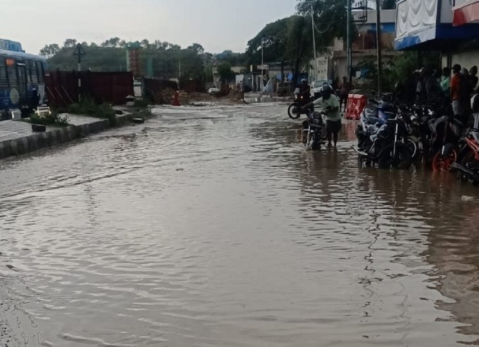 ಬೆಥೆಲ್‌ ಚರ್ಚ್‌ ಬಳಿ ರಸ್ತೆಯೇ ಕಾಲುವೆಯಂತಾಗಿತ್ತು