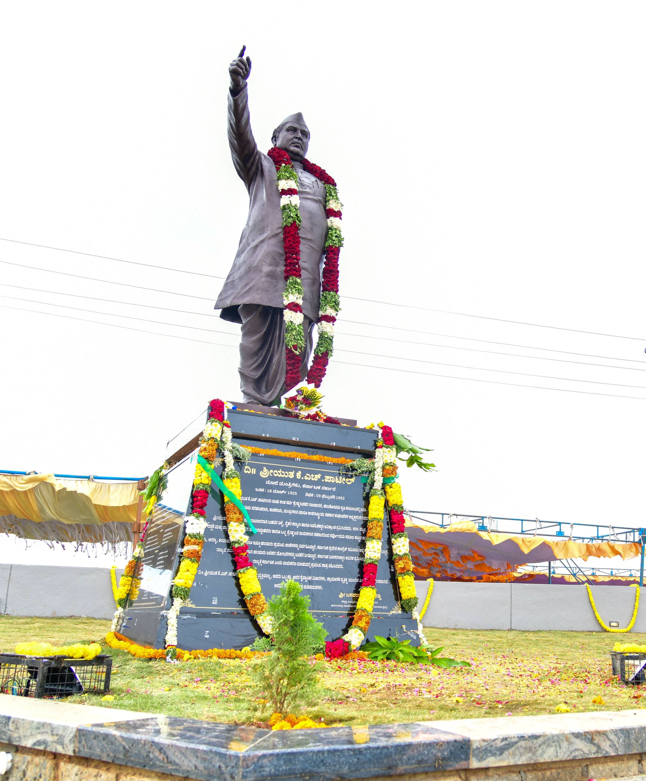 ಶಿರೂರು ಗ್ರಾಮದಲ್ಲಿ ನಿರ್ಮಿಸಲಾಗಿರುವ ಕೆ.ಎಚ್‌. ಪಾಟೀಲ ಅವರ ಪ್ರತಿಮೆ